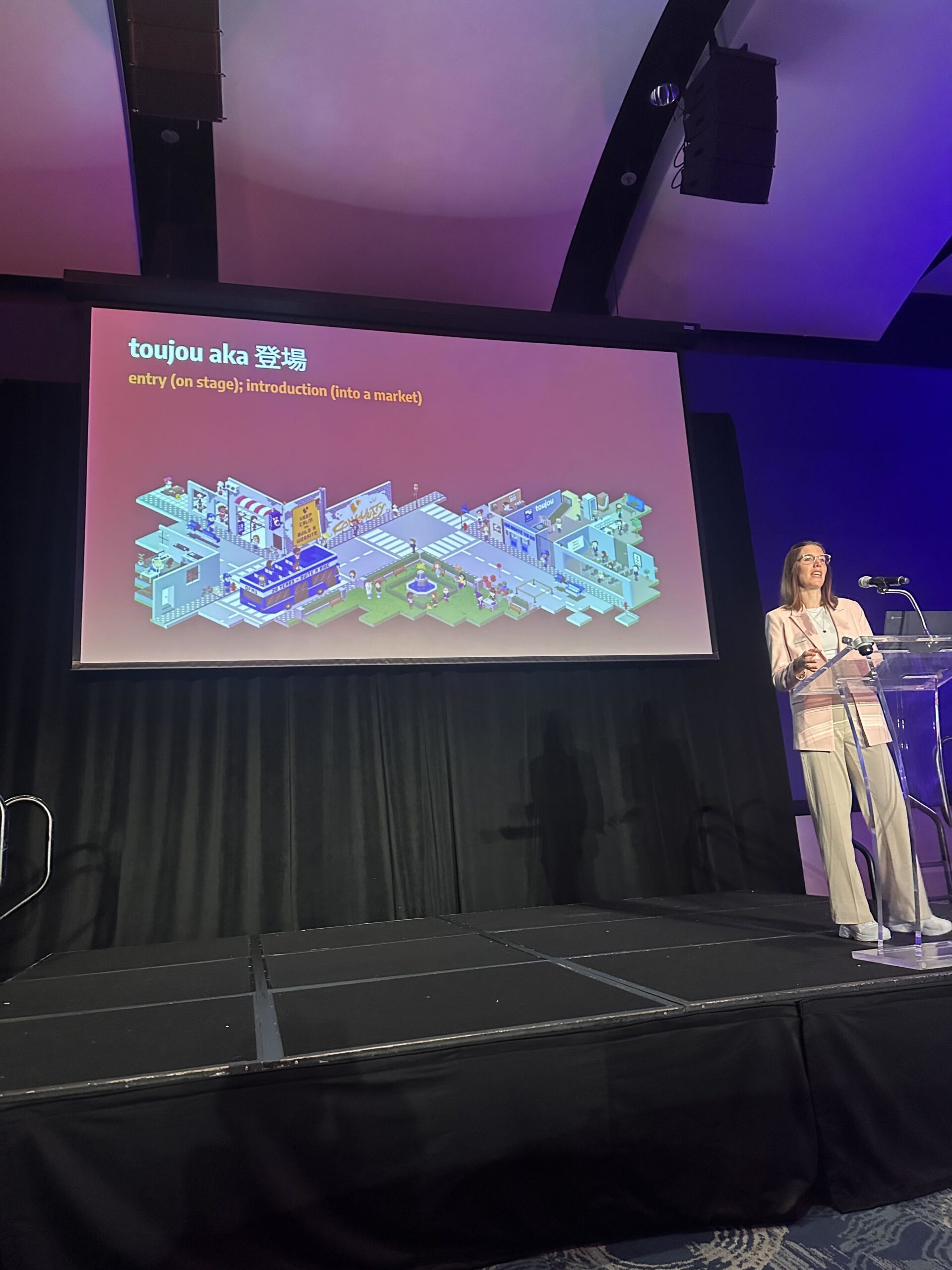 Viviene on stage giving a talk